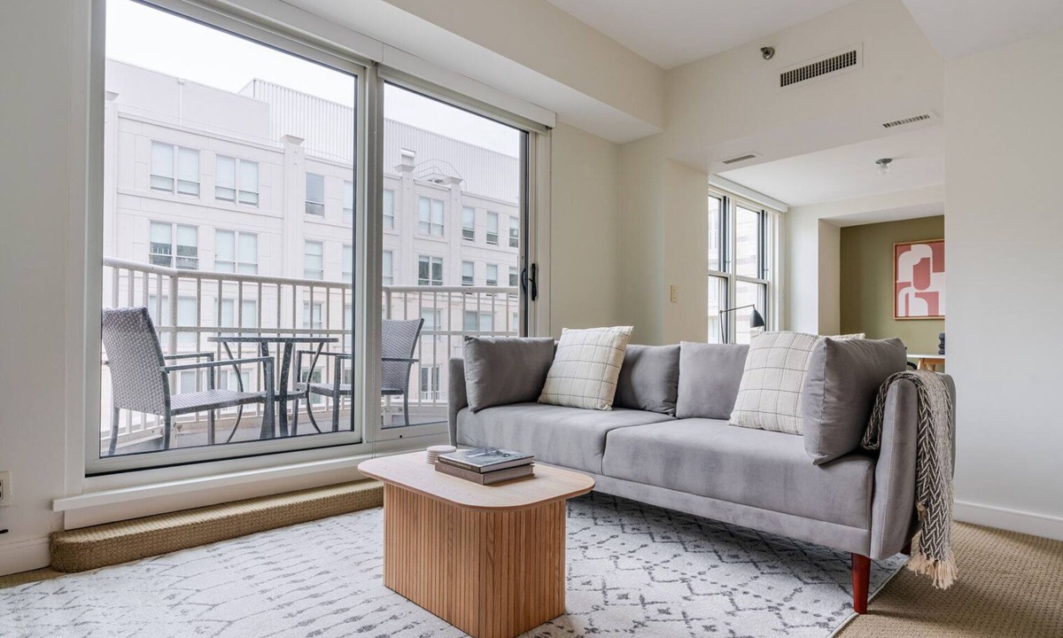 Penn Quarter Apartment | Blueground | Penn Quarter, pool & w/d, nr museums