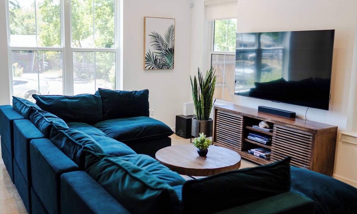 East MLK House | Boho Jungle Mid-century Modern Villa ~10 min to DT
