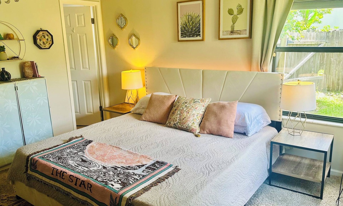 Dolphin's Cove House | Boho-Style 2 Bed 2 Bath - 5 Mins From The Beach - Fenced In Yard - Pet Friendly