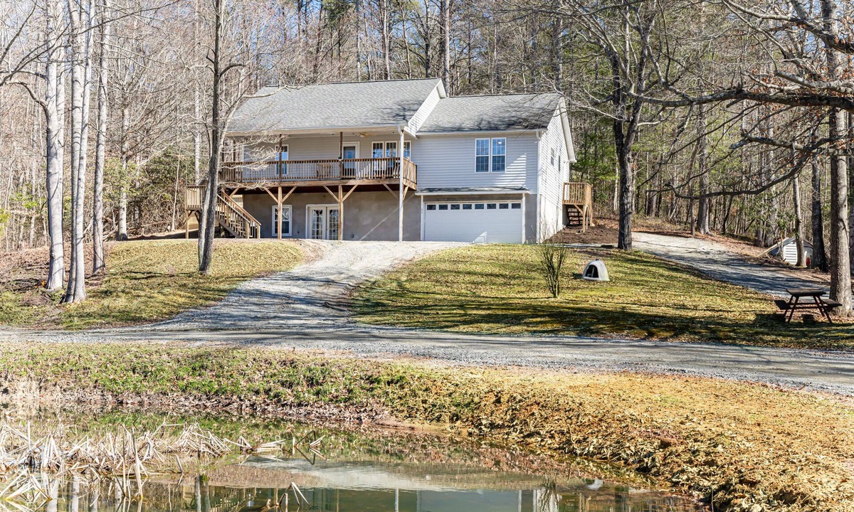 Horse Shoe House | Book in March, and you will get a 20% discount! Soak in the Hot Tub!