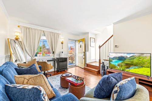 Old Town Alexandria House | Book Now!- Fenced Yard - BBQ Grill & 4 Tvs -Luxury Getaway -Floyd's Freedom-
