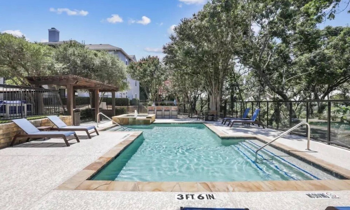 North Arlington Apartment | Boulevard Stays - Arlington