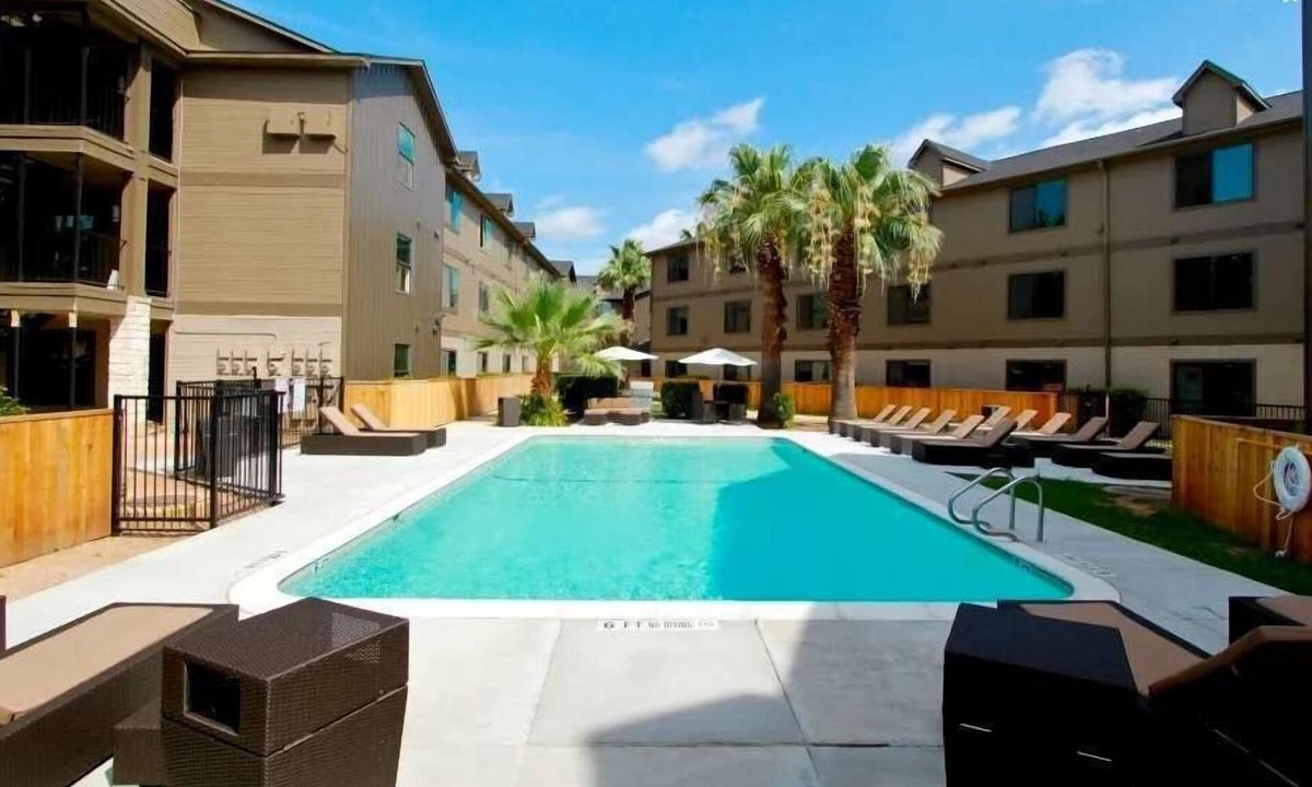 Riverside Apartment | Boulevard Stays Prime Location Cozy Bed, Pool and Free Parking