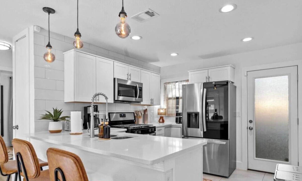 Clarksville House | Boutique Bungalow + Bonus Studio | Private Group Getaway Near SoCo & Zilker