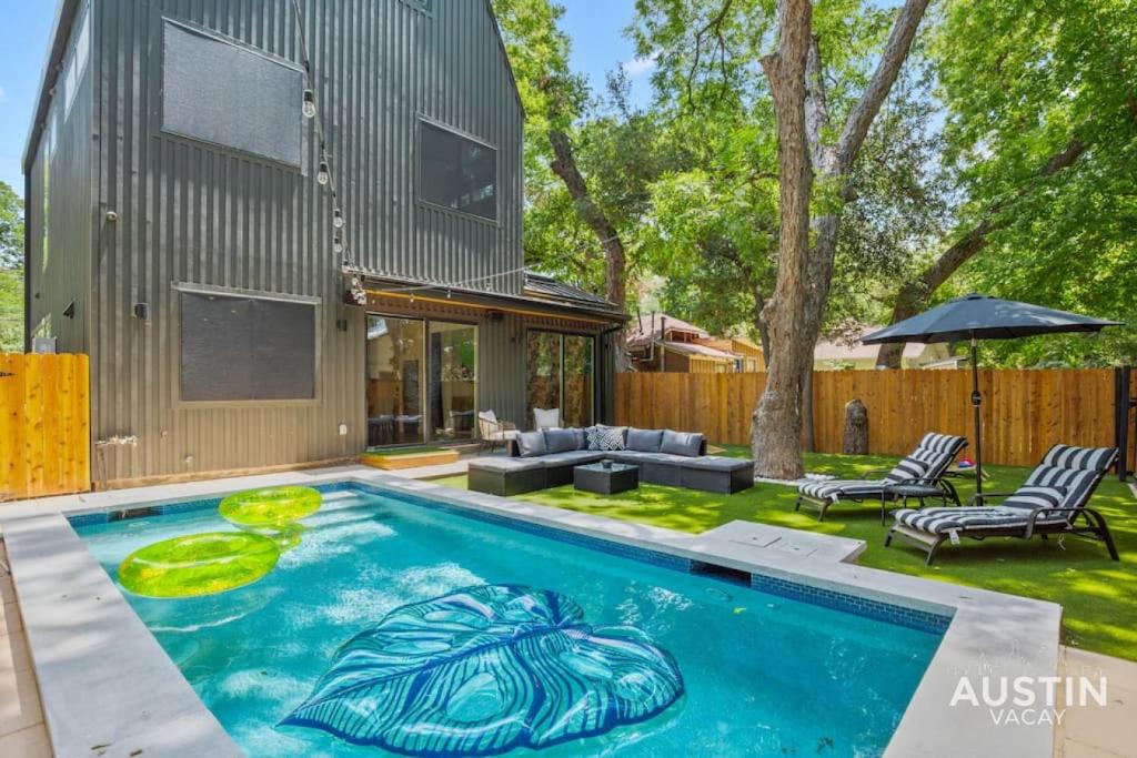 East Cesar Chavez House | Brand New Luxurious Property and Huge Outdoor Space