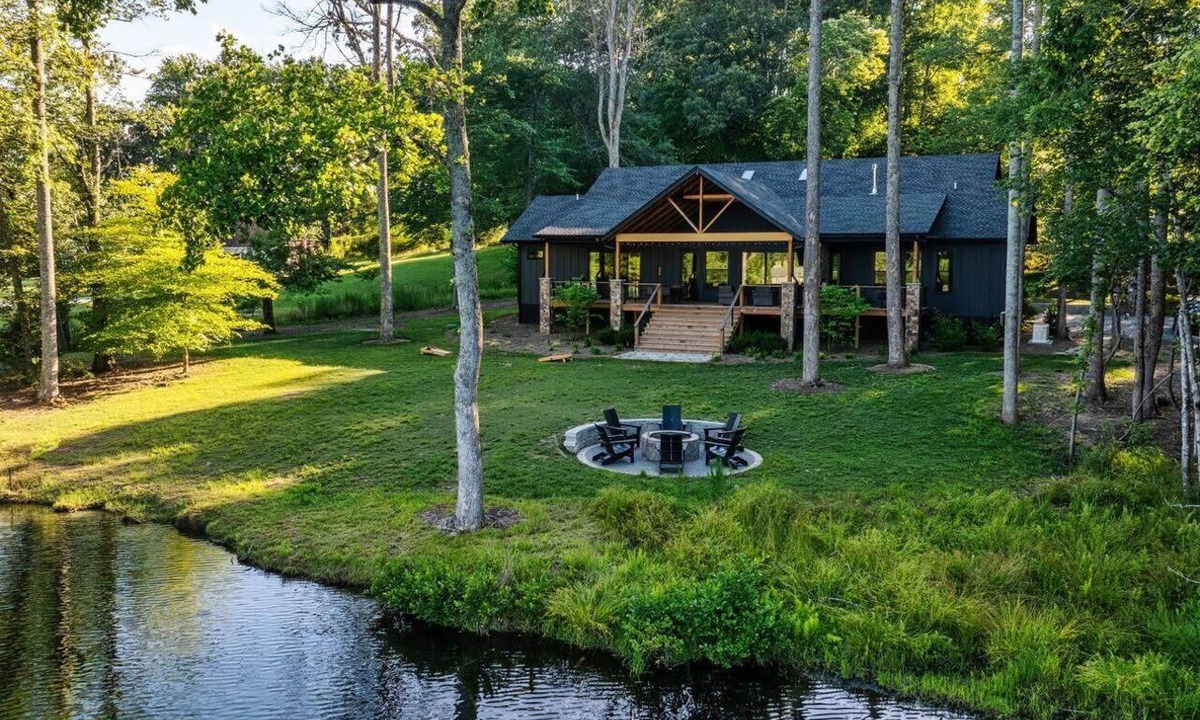 Mills River House | BRAND NEW Perfect Getaway with Lake Views, Full Kitchen and Outdoor Fire Pit