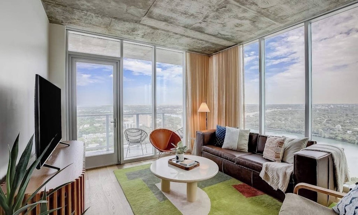 Rainey Street Historic District Condo | Brand-new skyline-view condo with rooftop pool, balcony, firepit, & fitness room