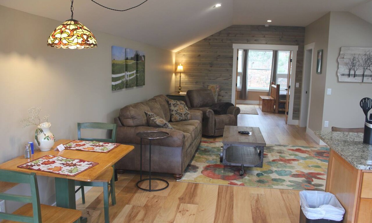 Central House | Breathtaking Romantic Rustic Style Loft - Clemson