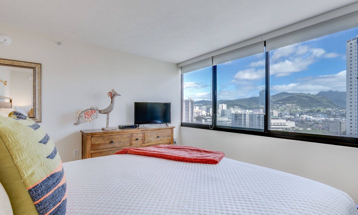 Waikiki Condo | Breathtaking Views! AC, Full Kitchen, Washer/Dryer, FREE Wi-Fi & Parking!