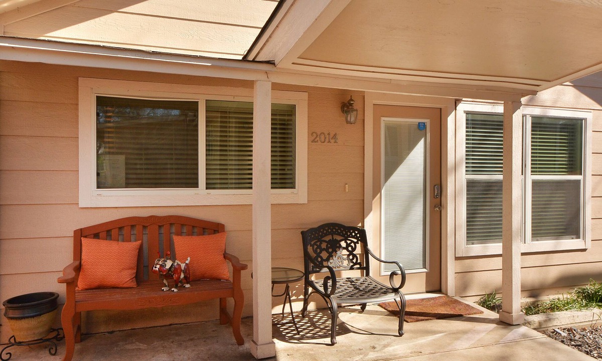 Brentwood House | Brentwood Guest House, Spacious Living Area, Fenced Yard