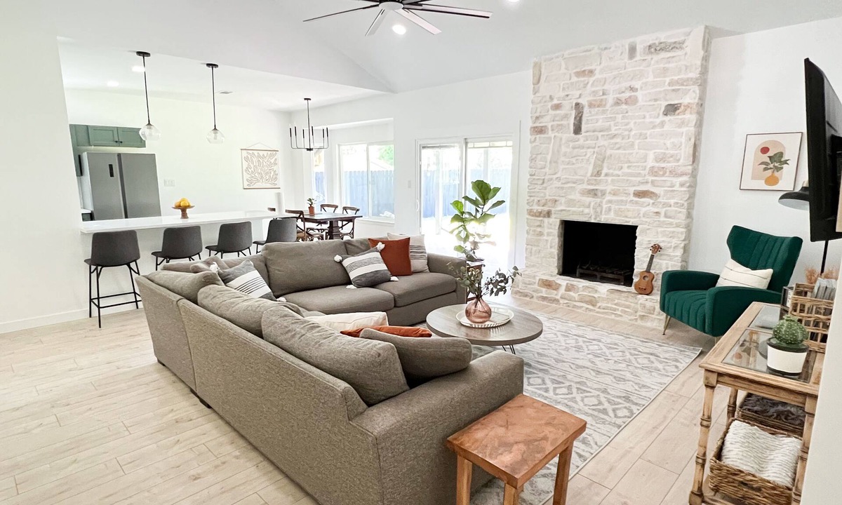 Round Rock House | Bright & Comfy home near Old Downtown Round Rock