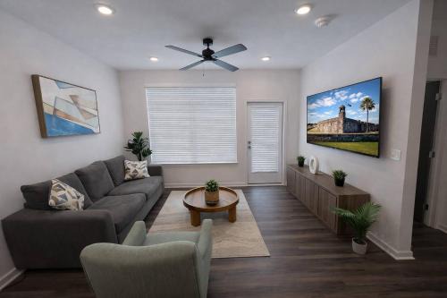 St. Augustine Apartment | Bright Modern King Bed Pool Historic St Augustine