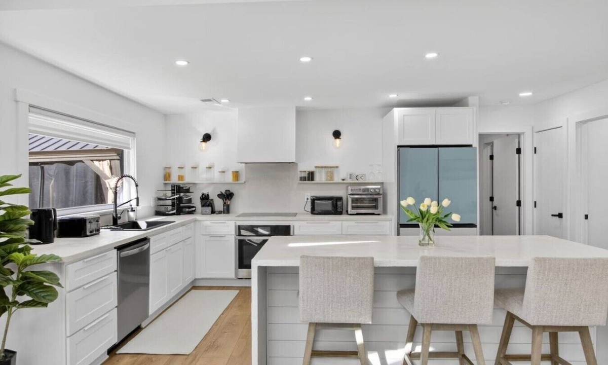 Drayton House | Bright Remodeled 3BR, 2BA Home 30 Day Minimum Stay