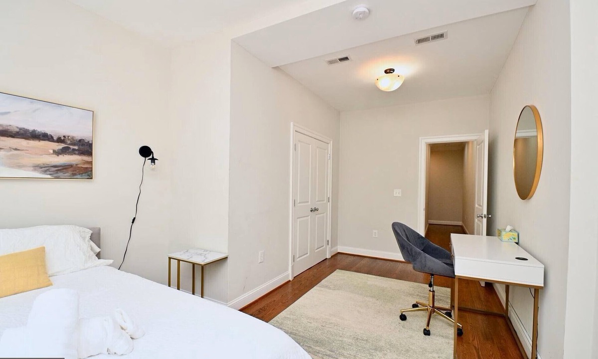 Near Northeast House | Bright & Spacious 5BR Home Near Capitol Hill Free Parking