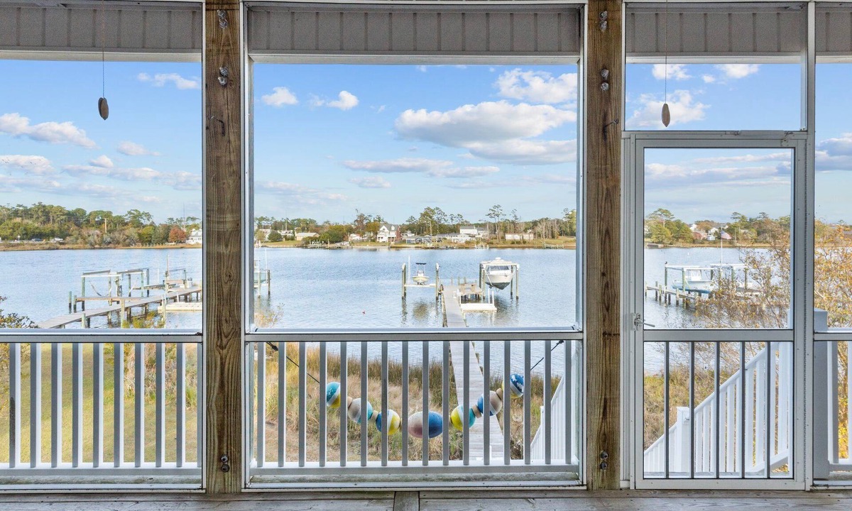 Newport House | BRING THE BOAT ! GORGEOUS PET FRIENDLY HOME ON THE SOUND