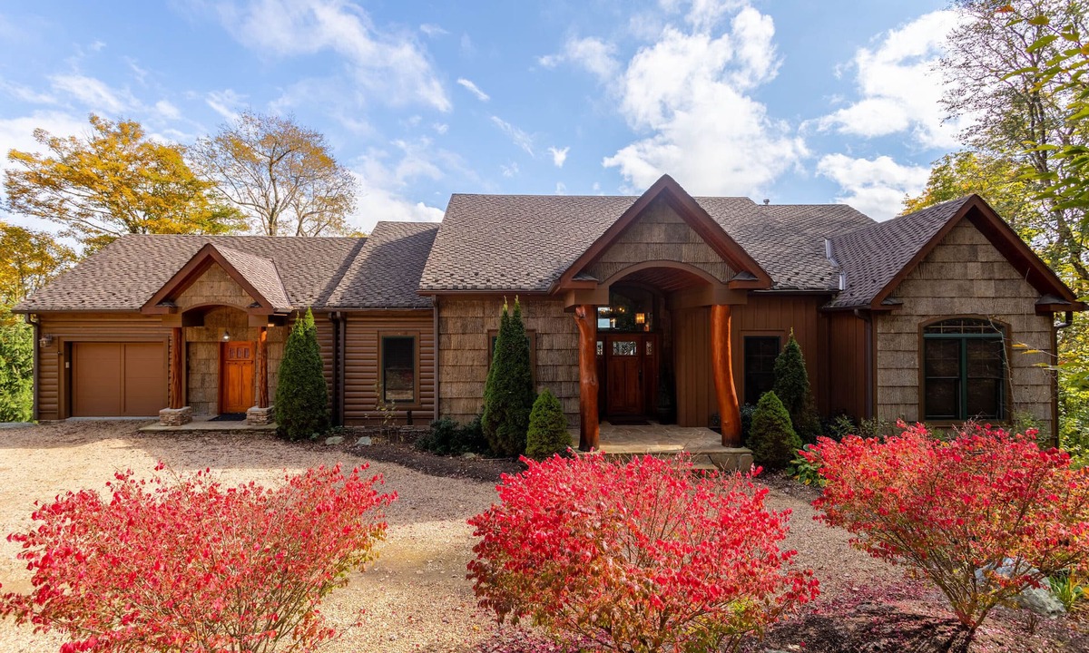 Sugar Mountain Cabin | Buckhorn Lodge - Spacious Luxury Home Near Sugar Mountain Resort, Pool Table, Hot Tub, Views