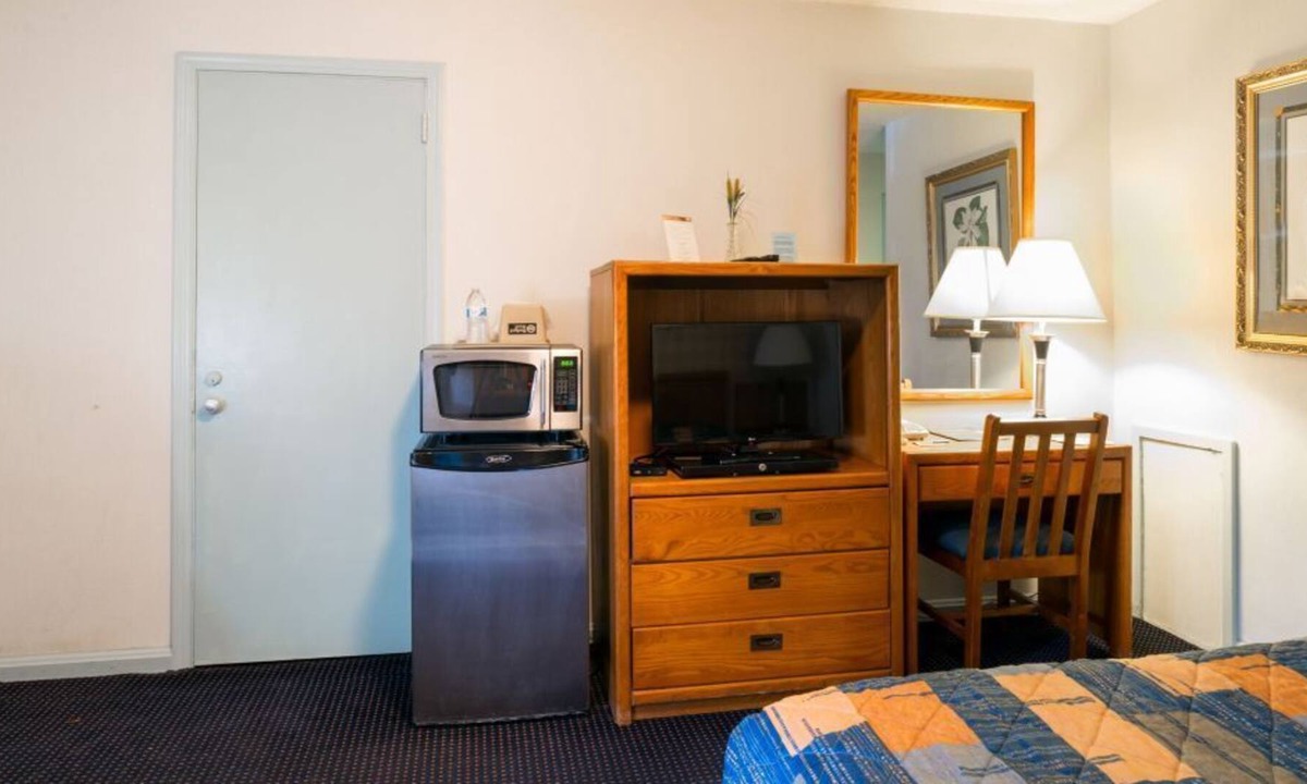 Huntington House | Budget Host Inn 1 Queen Bed Room Near Huntington Metro Station