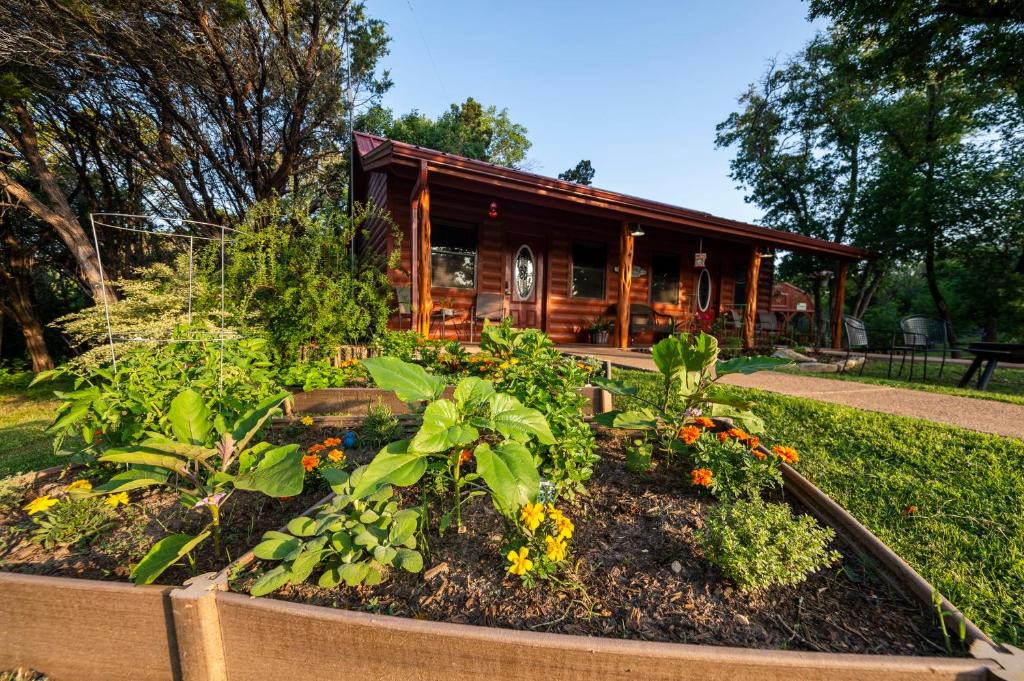 Waco Ski Chalet | Cabin 3 Rental 15 minutes from Magnolia and Baylor