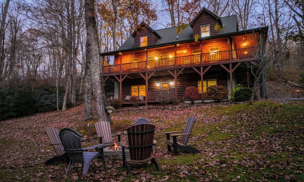 Banner Elk Cabin | Cabin Cove- Cabin between Sugar and Beech Mtns, hot tub, game tables, fire pit, yard, pets