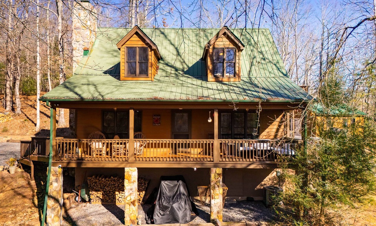 Laurel Springs Cabin | Cabin Fireplace Mountains Game Room Jefferson, NC