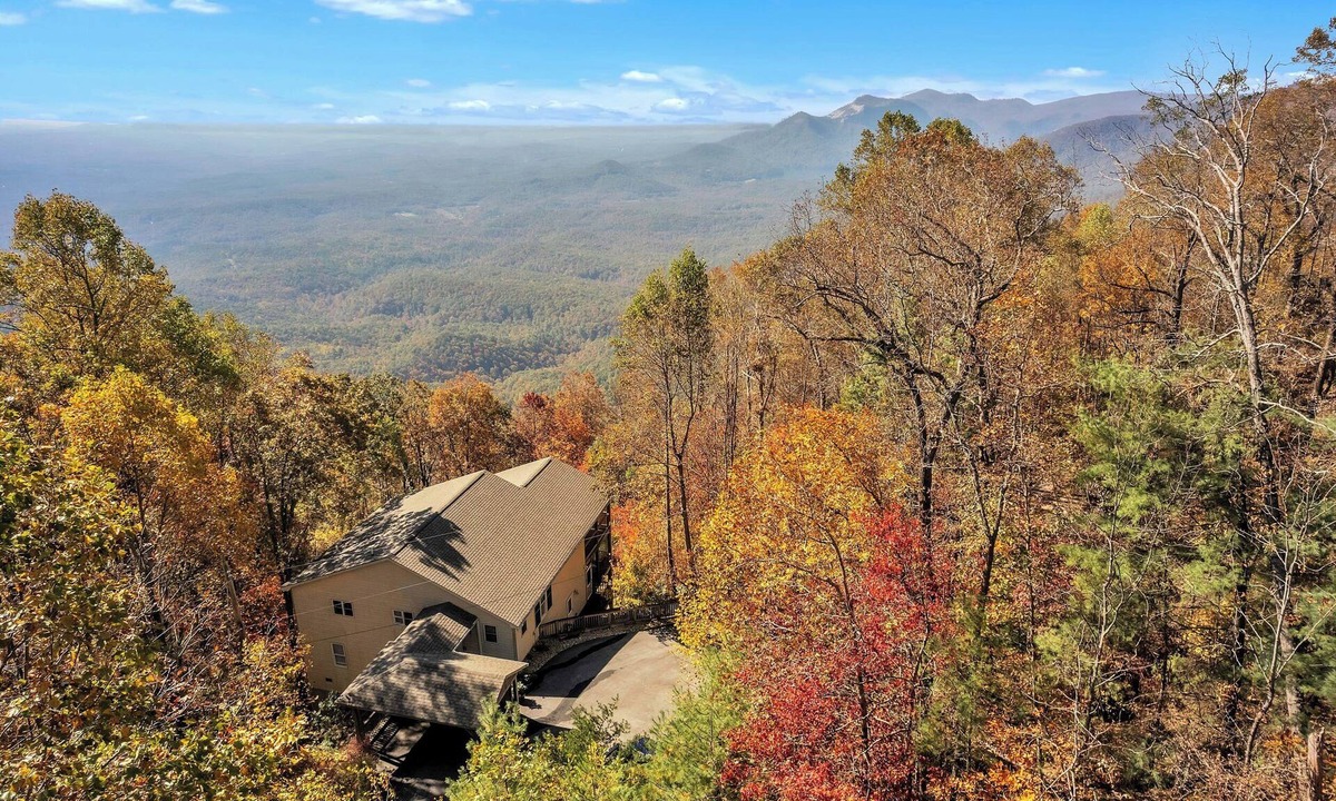 Cleveland Cabin | Caesar's Head Mountain Home ~ Sleeps 13 ~ Table Rock & Blue Ridge Views