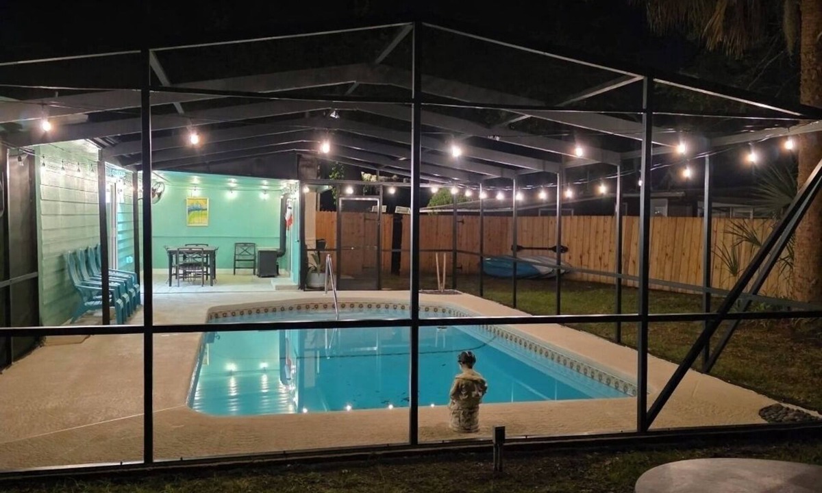 Weeki Wachee Gardens House | Captain's Corner, 4/2 w/Heated Pool & 4 kayaks Waterfront Canal Weeki Wachee