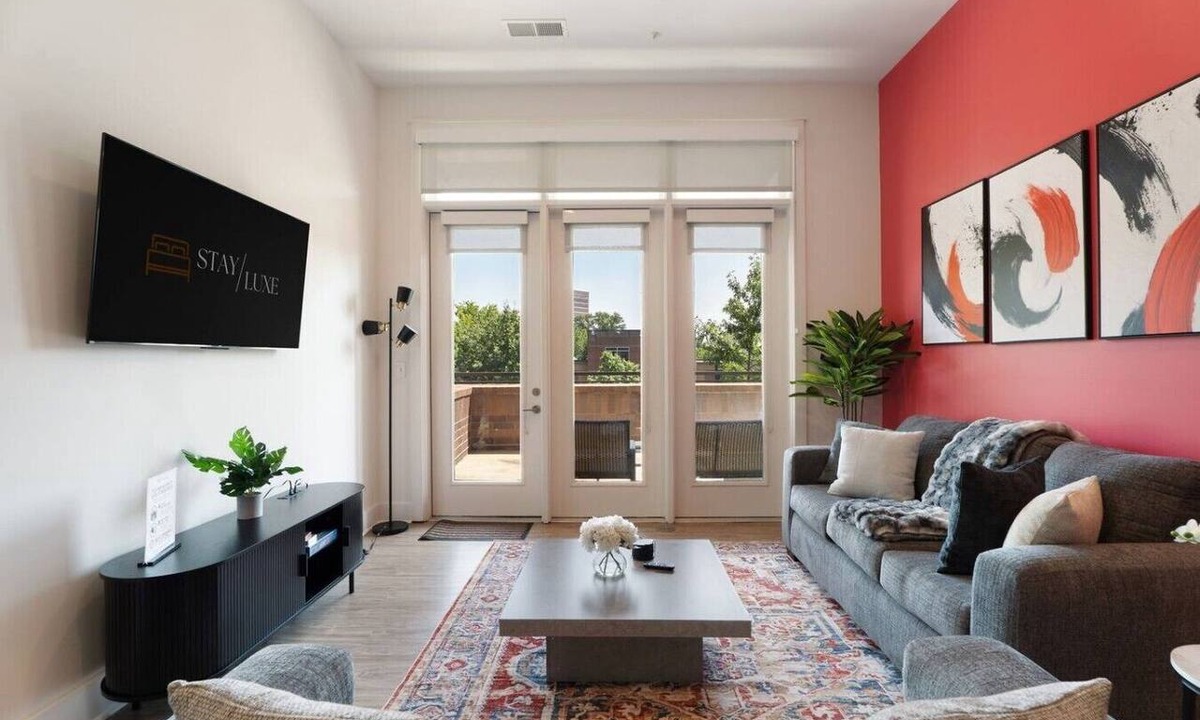 Second Ward Apartment | Carolina Luxury | Free Parking, Pool, Gym