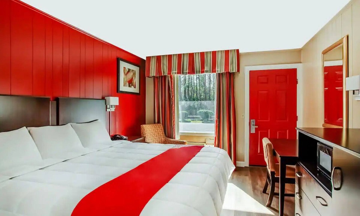 Ridgeland Hotel | Carpeted Room w/Flat-Screen TV + Microwave for Relaxing Stay