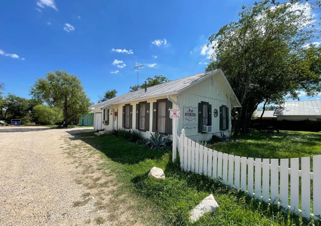 Bandera House | Carriage Inn - Cottage
