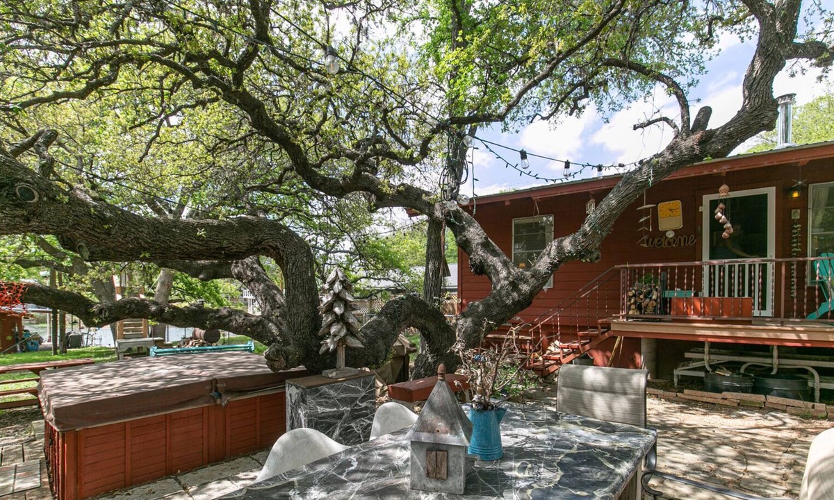 Granite Shoals House | Casita de Tortuga - Sleeps 6, Lakefront, Hot Tub