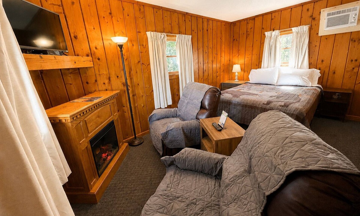 St Ignace Hotel | Cedars Motel
