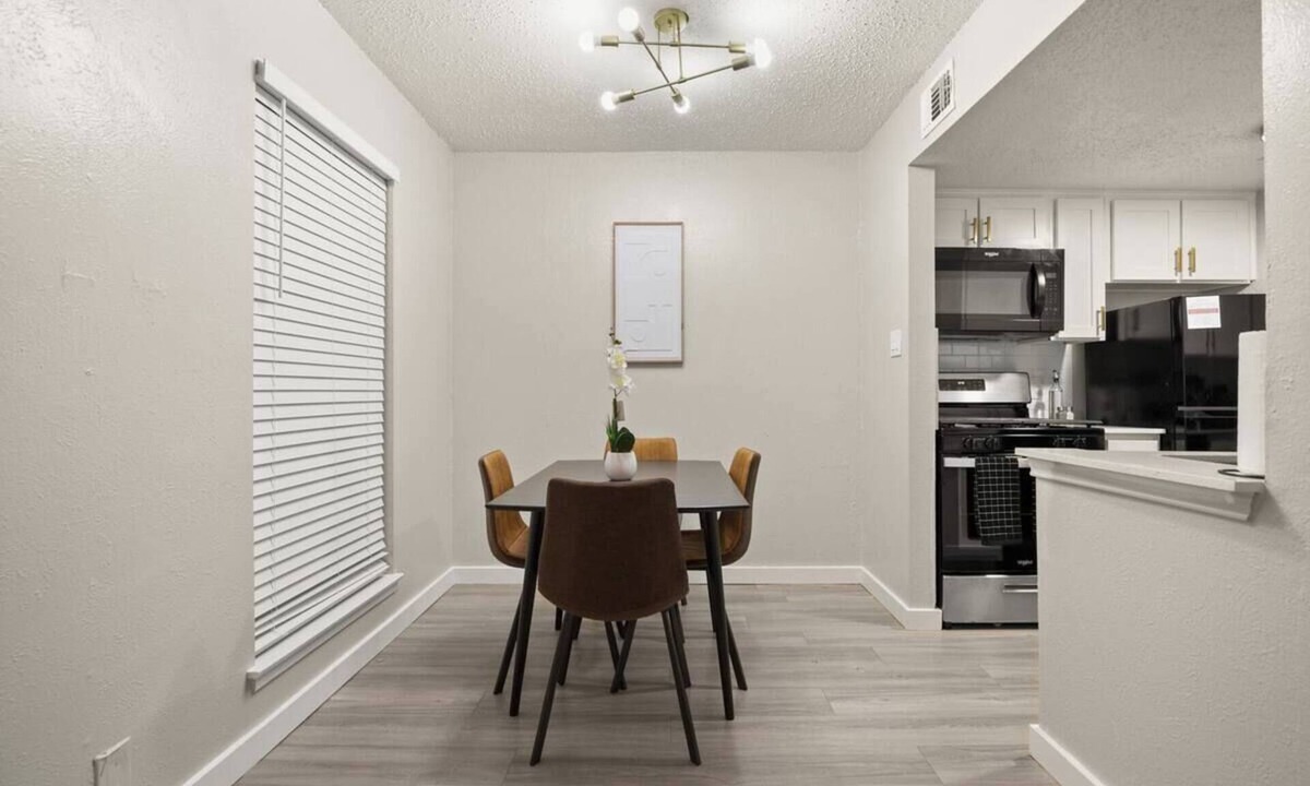 Hyde Park Apartment | Central and Cozy condo close to Downtown and University