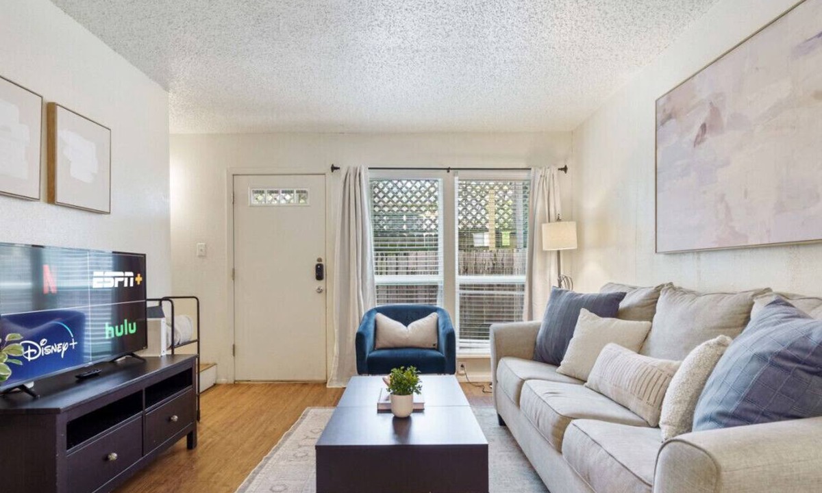Clarksville Apartment | Central Austin 2 Story Apt | Sleeps 4 + Free Prkg
