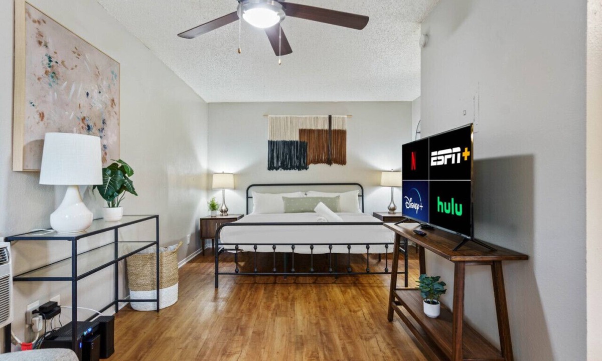 Hyde Park Apartment | Central Austin Studio | Pets Allowed and Free Prkg