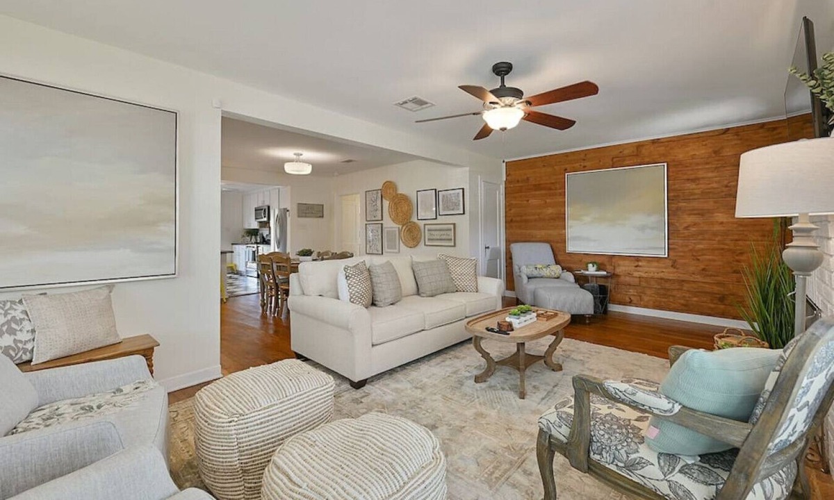 College Station House | Central Bluebird Cottage, Hot Tub, Sleeps 7, Patio