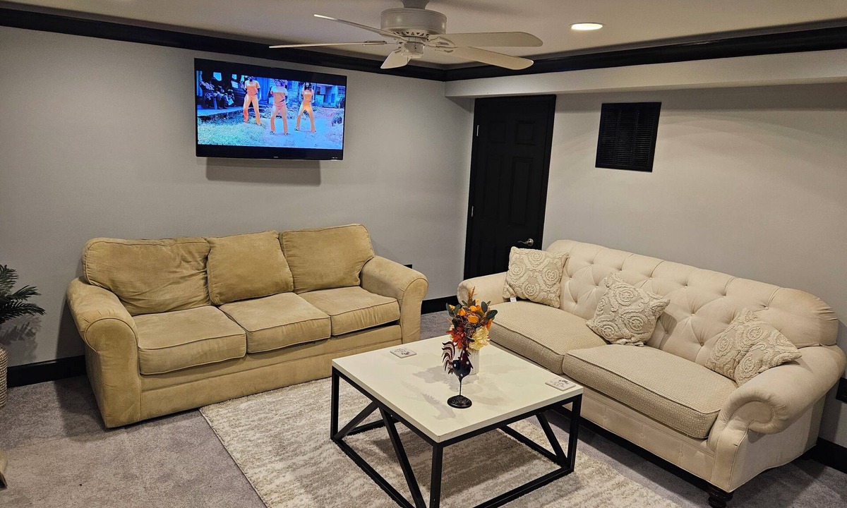 Potomac Falls Condo | Charming 1-bedroom condo in Sterling with AC ,fast wifi and private gate