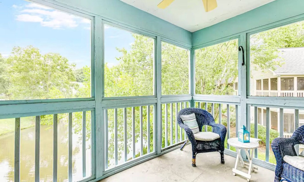 North Charleston Condo | Charming 2-bedroom condo with view! Convenient close in N. Charleston location