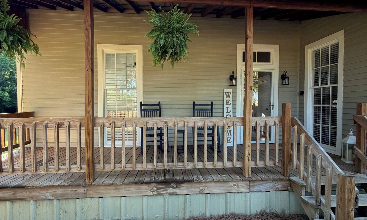 Americus House | Charming 2-bedroom farmhouse in enchanting Americus with AC