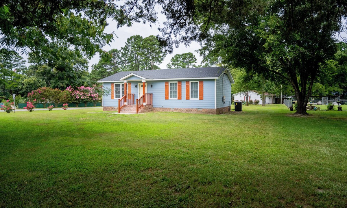 Wake County House | Charming 2-bedroom farmhouse in nice Wendell with AC, WiFi