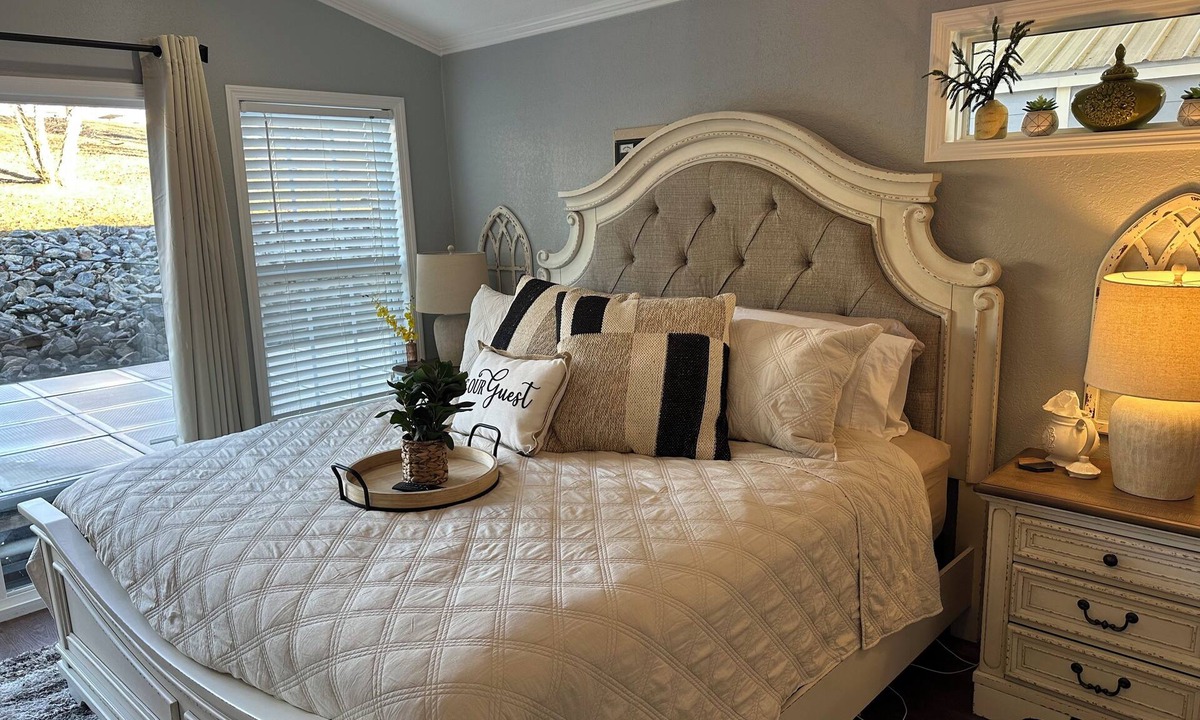 Bainbridge Boat Rental | Charming 2-bedroom house boat in Bainbridge Ga. Beauty and elegance in one.