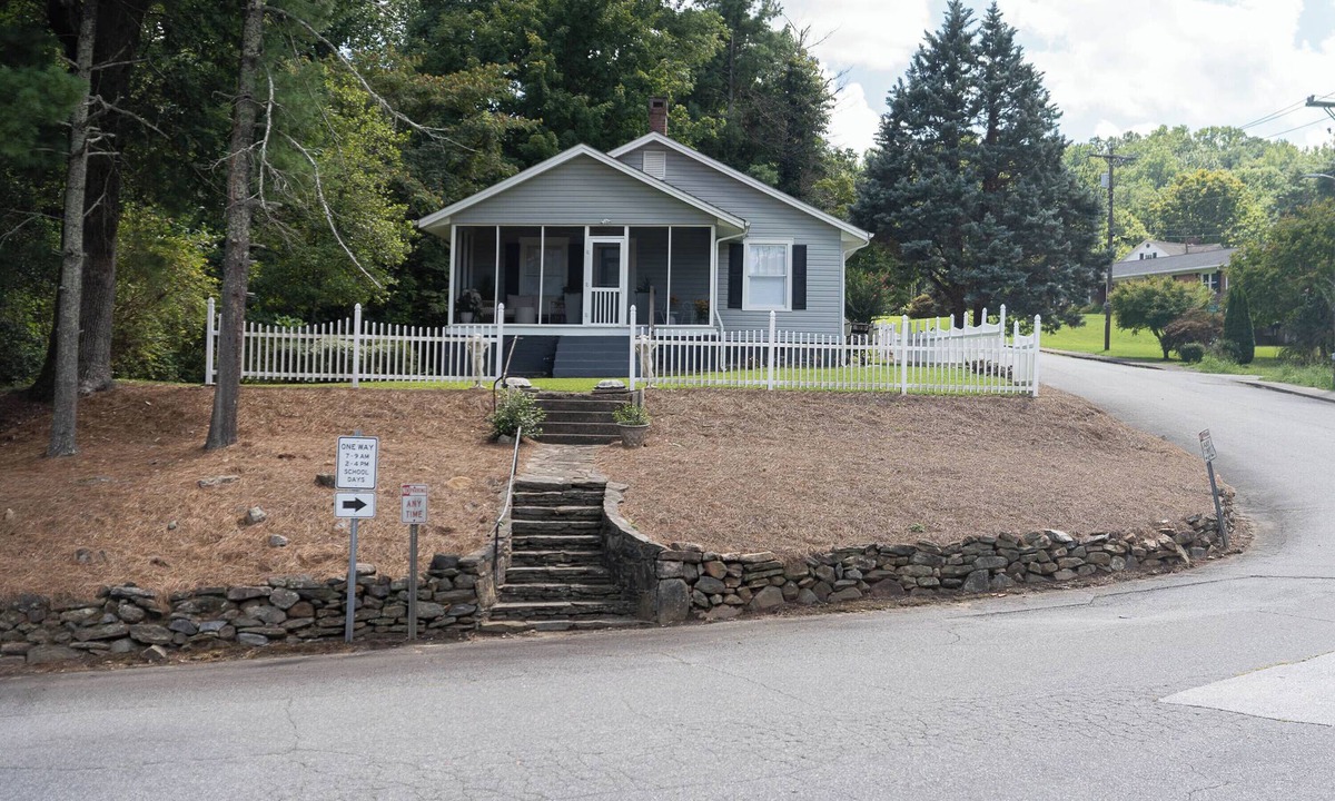 Lynn House | Charming 2-bedroom home in tranquil Tryon. Walking distance to town