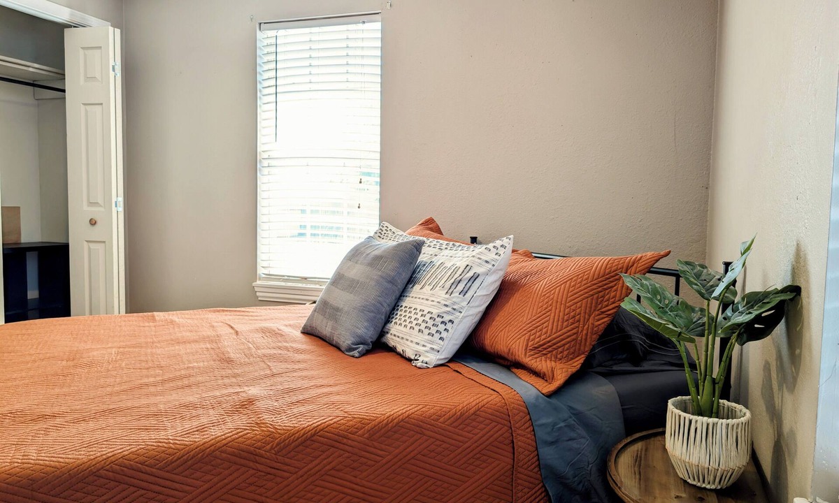 Clovis House | Charming 2-bedroom house in peaceful Clovis with Fiber Internet with WiFi