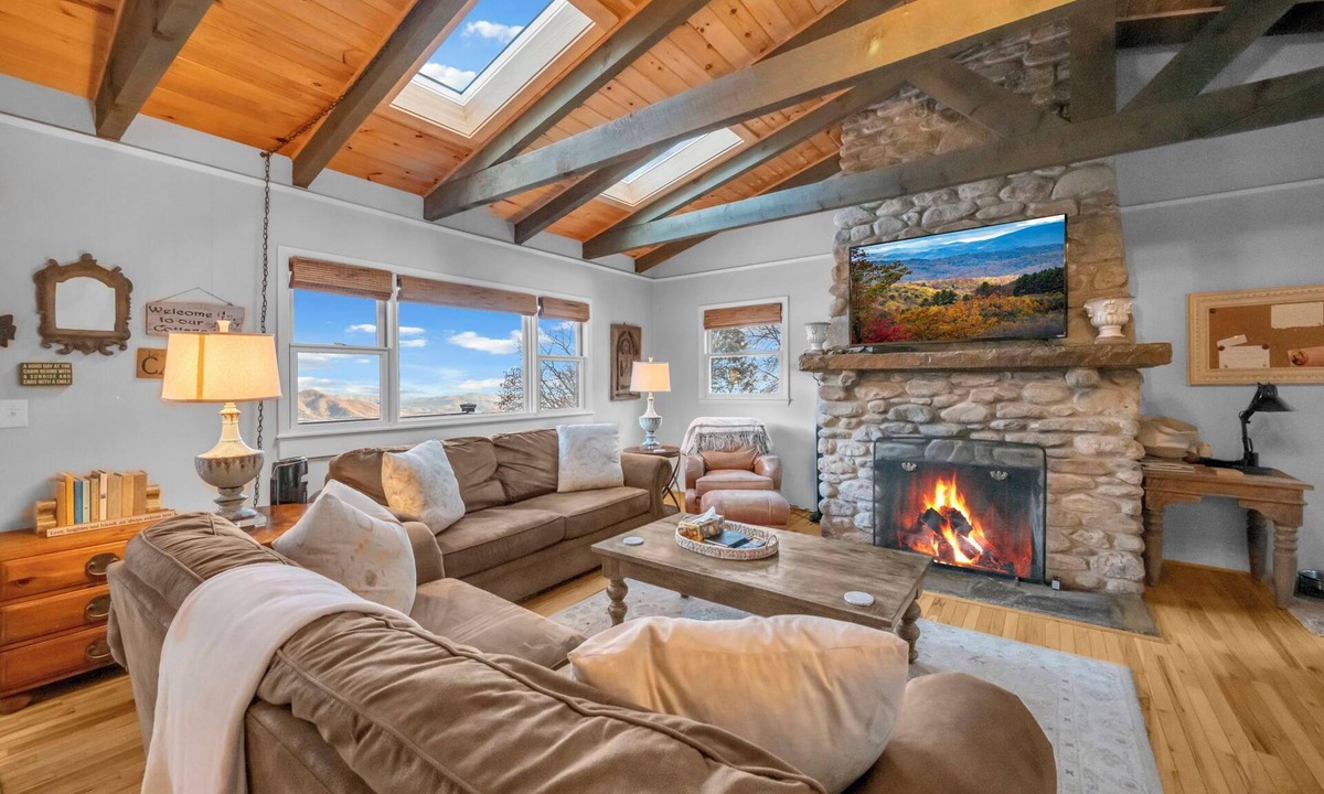 Blowing Rock Cottage | Charming 2BR Cabin w/Amazing Views! Minutes to Boone & Blowing Rock