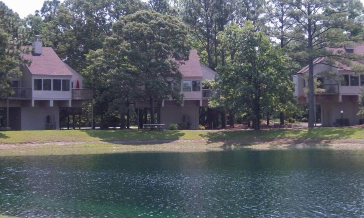 New Bern Condo | Charming 2BR Condo Access to Pool & Fitness Center