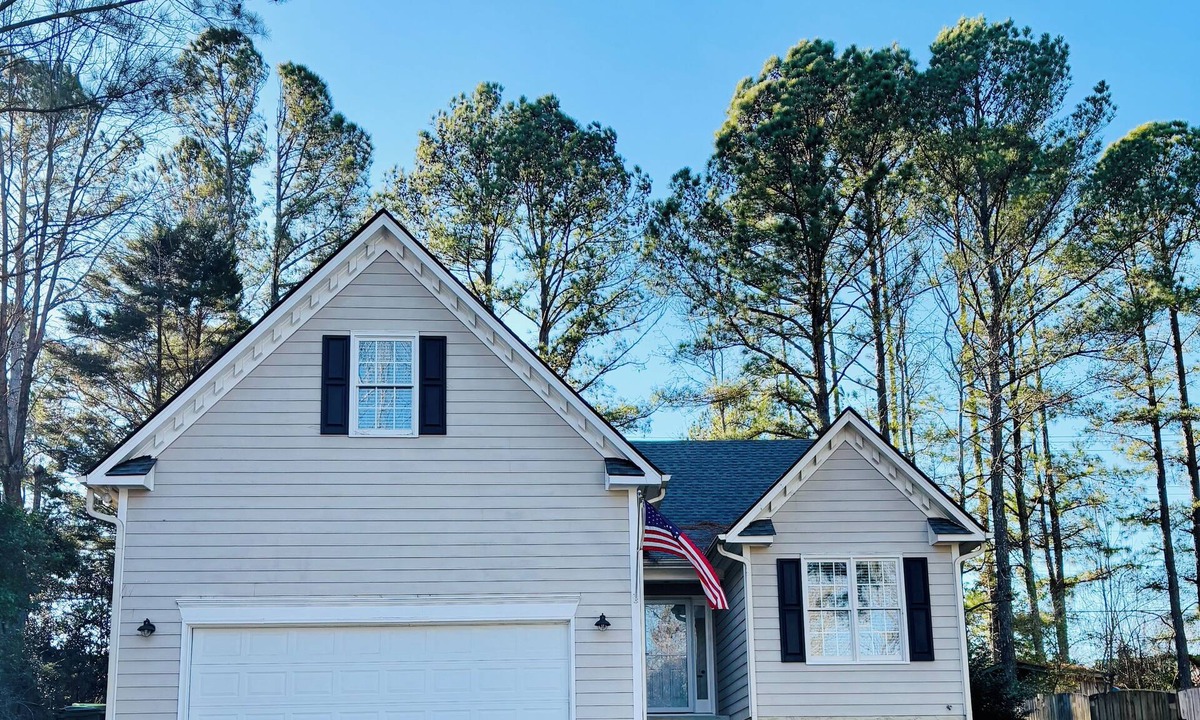Apex House | Charming 3-bedroom 3-full bath pet and family friendly house in Apex