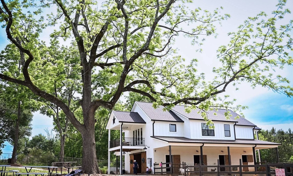 Saxony Forest House | Charming 3-bedroom farmhouse in wonderful Seneca with Sunset views over the farm