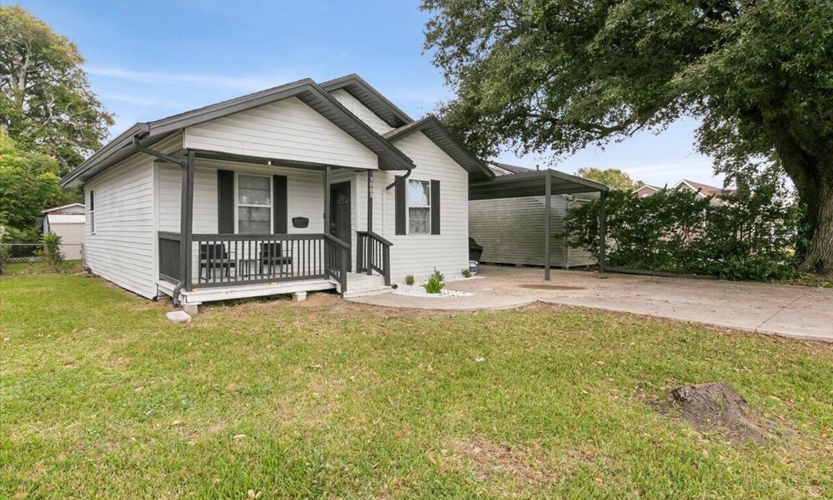 Groves House | Charming 3-Bedroom Home in Groves