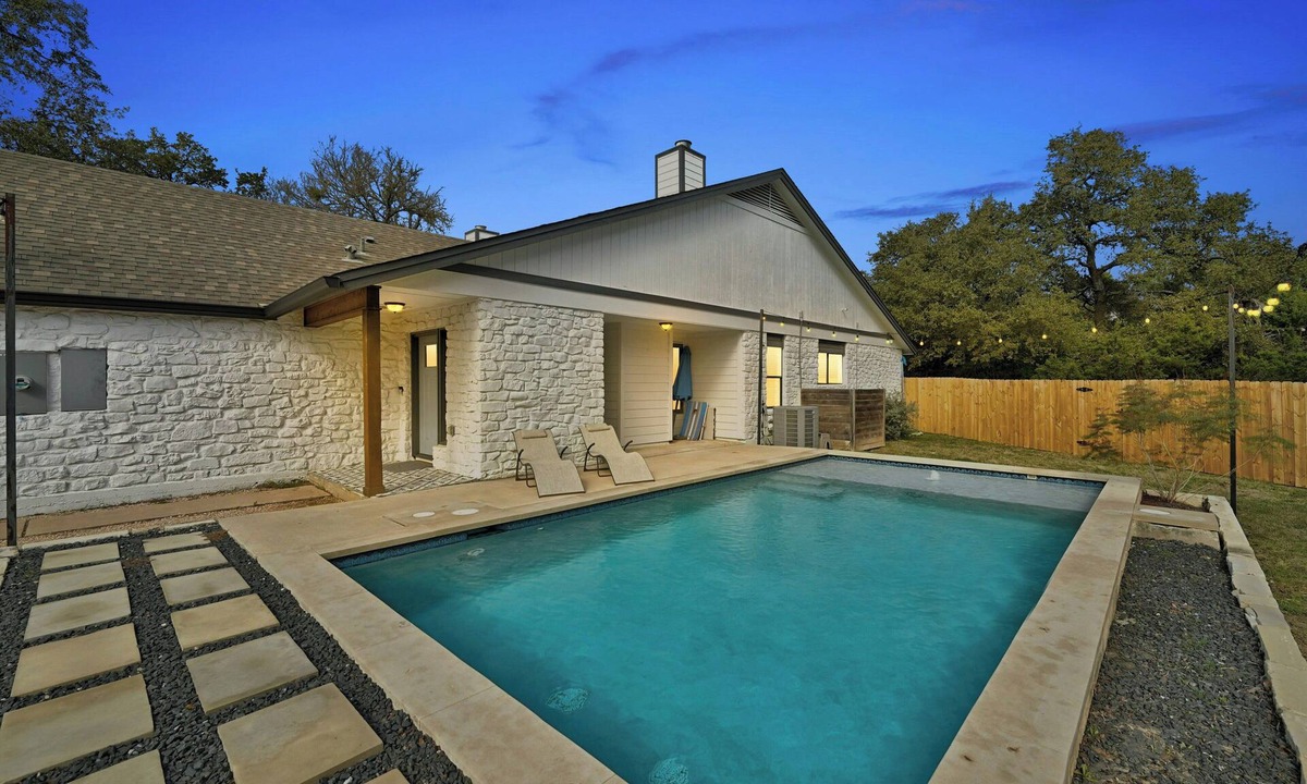 Austin House | Charming 3-bedroom house with an Amazing pool and Outdoor Hangout Area