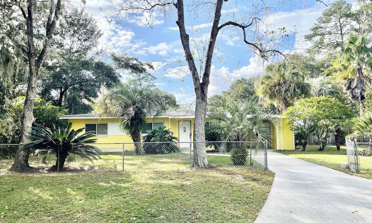 Hazel Heights House | Charming 3-bedroom house with Private Pool and Hot Tub.