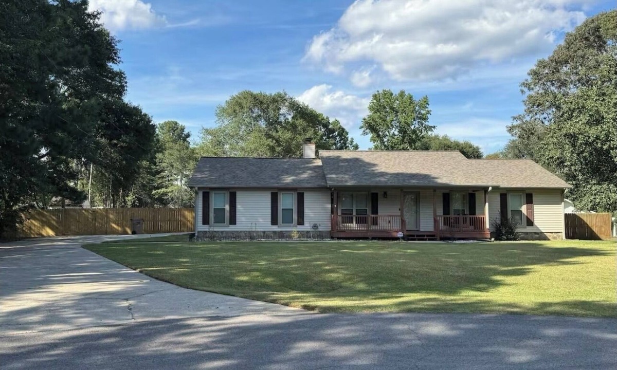 Inman House | Charming 3-bedroom House on 1.3 acres with a fully fenced private backyard